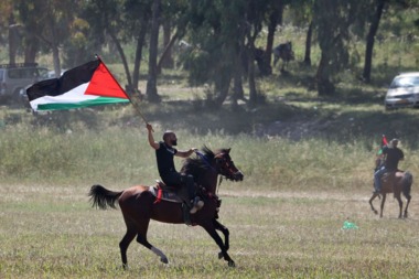 آلاف الفلسطينيين يشاركون بمسيرة العودة في ذكرى النكبة الـ76