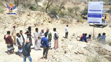 Überprüfung des Fortschritts des Gemeinschaftsinitiativenprojekts zum Straßenbau im Distrikt Sabr Al-Mawadim von Taiz