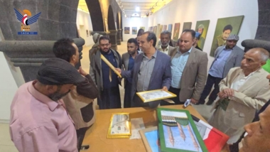 Minister für Kultur und Tourismus und sein Stellvertreter inspizieren die Sana'a Art Gallery