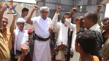 Le gouverneur de Hodeida inspecte une initiative communautaire visant à construire des unités de santé dans les villages ruraux d'Al-Duraihemi