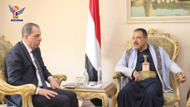 وزير الخارجية يلتقي المبعوث رفيع المستوى لبرنامج الأغذية العالمي إلى اليمن