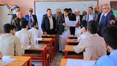 El presidente Al-Mashat visita los dos centros de pruebas en las escuelas Al-Shuhada y Al-Muatasim en la capital Sana'a