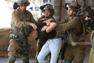 العدو الصهيوني يعتقل ثلاثة أشقاء فلسطينيين وابن شقيقتهم من مدينة قلقيلية
