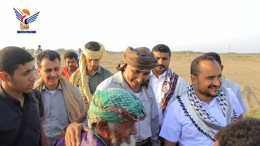 Le gouverneur de Hodeidah inspecte les villages résidentiels de la zone industrielle en vue de la localisation et de la réhabilitation des travailleurs