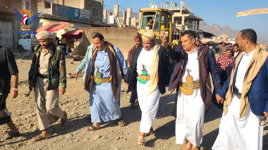 Inspecter les travaux de restauration, d'entretien et d'asphaltage de la rue du marché As-Suwayda, Taiz