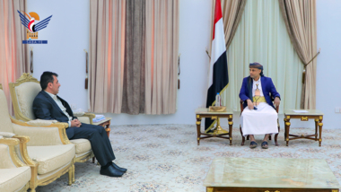 El Presidente Al-Mashat se reúne con el Ministro de Salud Pública y Población