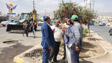 Examen des travaux du projet de restauration de la Rue Khamseen (50e) dans le district de Sanaa Al-Jadeedah (nouveau Sanaa)