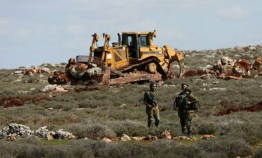 Der zionistische Feind zerstört zwei Häuser und drei Mauern östlich von Bethlehem