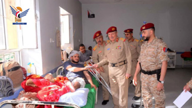 مساعد وزير الدفاع يزور الجرحى في مجمع شعوب للرعاية الطبية ومستشفى فلسطين