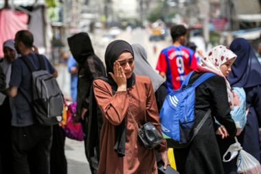 نزوح عشرات الفلسطينيين من بيت حانون باتجاه جباليا شمال قطاع غزة