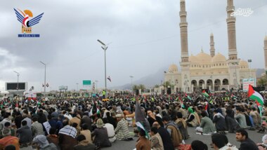 مئات الآلاف يؤدون صلاة الجمعة في ميدان السبعين تضامنا مع فلسطين