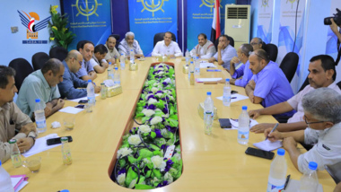 El Ministro de Transportes confirma la entrada regular de buques a los muelles del puerto de Hodeidah