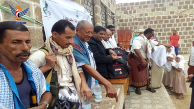 Distribution de cartables sur l'île de Kamaran et de caisses d'abris à Jabal Ras