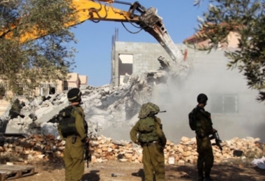 L'ennemi sioniste démolit les installations de Ramallah et détruit au bulldozer les fondations d'une maison à Jérusalem