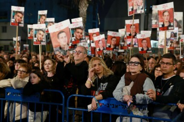 Des milliers de sionistes manifestent à Tel Aviv pour faire pression en faveur d'un accord d'échange de prisonniers