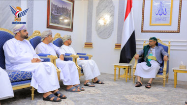 الرئيس المشاط يلتقي وفد سلطنة عمان الشقيقة ويجدد التمسك بمطالب الشعب اليمني
