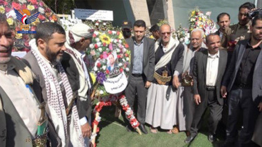 Deputy Minister of Education, several ministry leaders lay wreath at tomb of martyr President Al-Samad