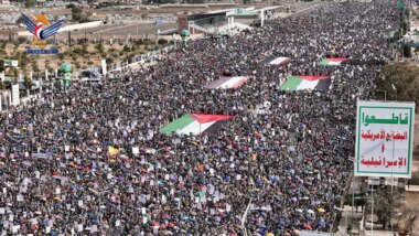 Mit beispiellosen Menschenmenge von Millionen bekräftigt jemenitische Volk seine Entschlossenheit, seinen Feldzug gegen den zionistischen Feind als Reaktion auf dessen Verbrechen im Gazastreifen zu intensivieren.