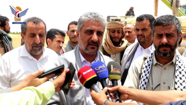 ذمار.. المداني والبخيتي يدشّنان حصاد القمح في مزرعة الأسرة التابعة للمؤسسة الاقتصادية