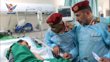 مفتش القوات المسلحة ومدير الدائرة المالية يزوران الجرحى في المستشفى العسكري بصنعاء