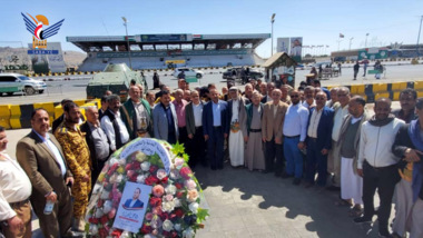 قيادات وزارة الخدمة المدنية ووحداتها تزور ضريح الشهيد الرئيس صالح الصماد