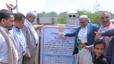 Inaugurer et poser la première pierre de projets routiers d'un coût de 3,9 milliards de riyals à Taiz