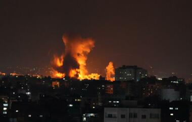 Am 293. Tag der Aggression: Märtyrer und Verwundete bei der feindlichen Bombardierung mehrerer Gebiete im Gazastreifen