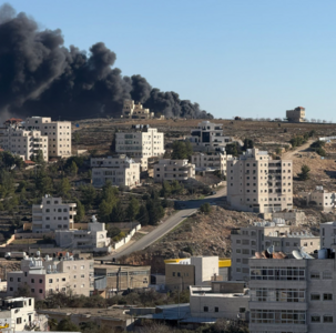 مستوطنون يضرمون النيران في أراضي المواطنين الفلسطينيين بمدينة البيرة