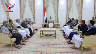 El presidente Al-Mashat se encuentra con los jeques y notables de la gobernación de Taiz