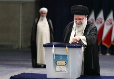 السيد خامنئي: الشعب الإيراني سيصوت لاختيار الأفضل