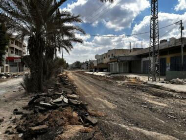 L'ennemi sioniste brûle plusieurs maisons palestiniennes et détruit les infrastructures du camp de Nour Shams.