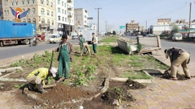 أمانة العاصمة .. تدشين تشجير الجزر الوسطية بالأشجار المثمرة في مديرية السبعين