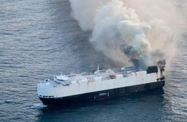 Un barco que transportaba 800 coches eléctricos se incendia en Alaska
