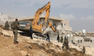 L'ennemi sioniste démolit un bâtiment en construction à Al-Ram, au nord de Al-Qods occupée