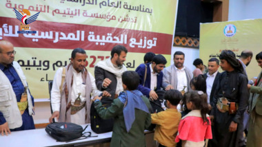 Stiftung Al-Yateem verteilt Schultaschen an 5.272 Waisenkinder in der Hauptstadt Sana'a.