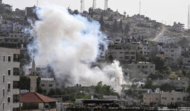 Zionistische Besatzung überfällt palästinensische Häuser in Hebron, belagert ein Haus nördlich von Nablus und bombardiert es mit einer Energa-Granate.