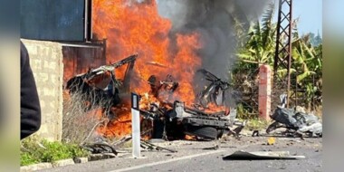 Des martyrs et des blessés dans le bombardement ennemi d'un véhicule près de l'axe Netzarim dans le centre de la bande de Gaza