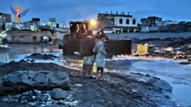   Réalisation de travaux d'urgence pour ouvrir des routes et drainer des eaux torrentielles à Heziaz, Sana'a