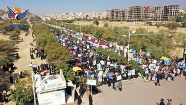 Am Internationalen Tag der Menschenrechte findet an der Universität Sana'a ein großer Studentenmarsch statt