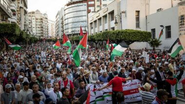 Bajo el lema “La Keffiyeh palestina es un símbolo de la causa”, miles de marroquíes se solidarizan con Gaza.