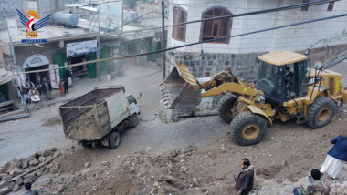 Enlèvement des déchets des quartiers de la ville de Manakhah à Sanaa