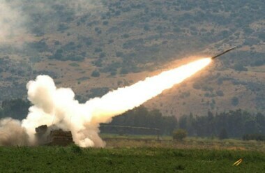 Le Hezbollah bombarde la colonie de Katzrin et la base de Beit Lid avec des missiles spécifiques