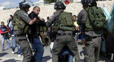 جنود العدو الصهيوني يعتدون ضربًا على 12 شابا فلسطينيا في الخليل
