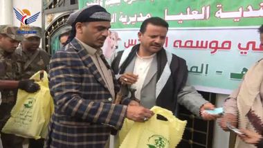 Le gouverneur de Taiz inaugure un projet de distribution de viande de la bienheureuse​ Eid  aux familles des pauvres