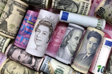 El dólar cae frente al yen y el euro y la libra esterlina suben
