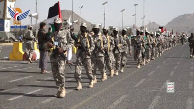 Marcha militar de unidades simbólicas de la Fuerza Aérea y la Defensa Aérea desde el distrito de Manakha hasta la plaza Al-Sabeen