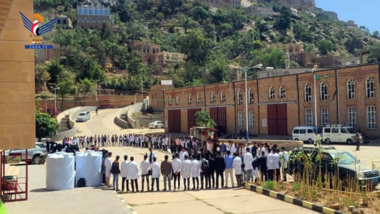 وقفة بكلية الطب بجامعة المحويت تأييدا لعملية 