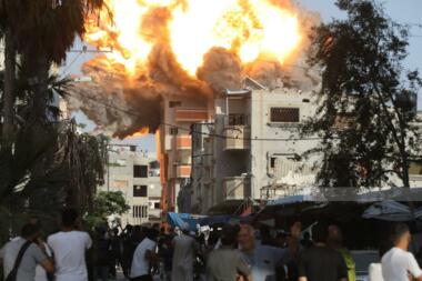 شهيد وإصابات في غارة للعدو الصهيوني استهدفت شقة سكنية بمدينة غزة