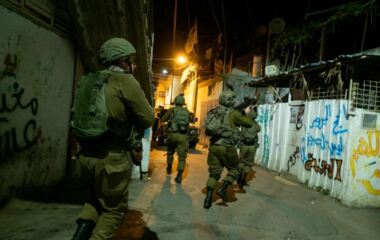 العدو الصهيوني يشن حملة دهم واعتقالات في الضفة وسط مواجهات