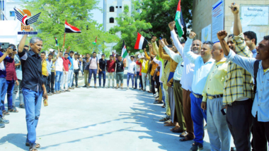 كلية الزراعة بجامعة الحديدة تنظم وقفة تنديداً بالمجازر الصهيونية في غزة